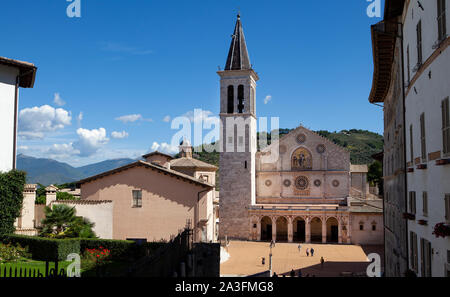 Ein Blick über die Piazza del Duomo in Richtung des römischen Doms von Spoleto in Umbrien. Stockfoto