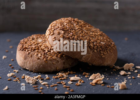 Typische spanische polvorones mit Sesam auf einem schwarzen Brett Stockfoto