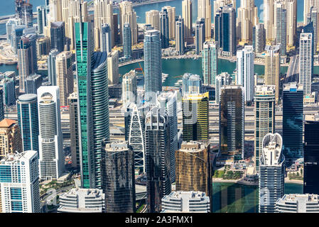 Luftaufnahme von Dubai Marina Skyline, auf Gebäude von oben schließen, Vereinigte Arabische Emirate Stockfoto