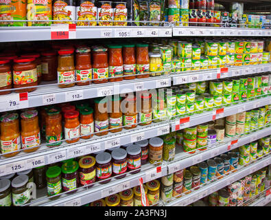Kaliningrad, Russland - 25. August 2018: Gemüsekonserven auf Regalen der lokalen russischen Supermarkt. Stockfoto