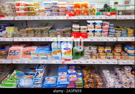 Kaliningrad, Russland - 25. August 2018: Meeresfrüchte auf Regalen der lokalen russischen Supermarkt. Stockfoto