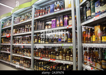 Kaliningrad, Russland - 25. August 2018: Der Supermarkt Regale mit alkoholischen Getränken. Stockfoto