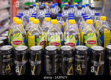 Kaliningrad, Russland - 25. August 2018: Zurückstellen der Supermarkt mit alkoholfreien Getränken. Stockfoto