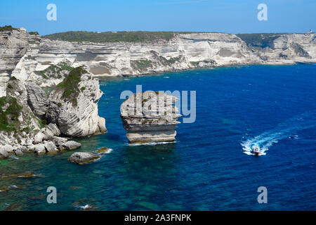 Die südliche Küste von Bonifacio ein felsvorsprung von Chalk weißen Kalkstein, steilen und sculpted in ungewöhnlichen Formen durch den Ozean - Limestone Coast Stockfoto