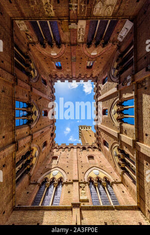Siena - Blick aus dem Palazzo Pubblico am Piazza del Campo - alte historische Stadt in Italien Stockfoto