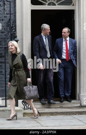 Downing Street, Westminster, London, UK. 08 Okt, 2019. Liz Truss, Staatssekretär für internationalen Handel, Zac Goldsmith, Staatsminister für Umwelt und internationale Entwicklung, Dominic Raab, Außenminister (von links nach rechts). Die Minister nehmen an den wöchentlichen Regierung Kabinettssitzung in Downing Street heute Morgen. Credit: Imageplotter/Alamy leben Nachrichten Stockfoto