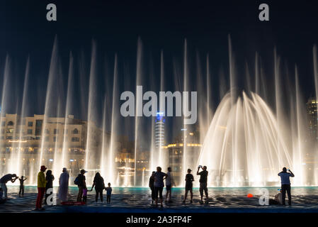 Silhouetten von Menschen genießen die Fountain Show in Dubai, Vereinigte Arabische Emirate Stockfoto