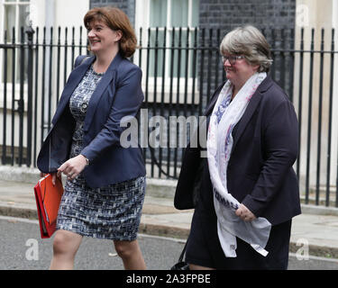 Downing Street, Westminster, London, UK. 08 Okt, 2019. Nicky Morgan, Staatssekretär für Digitale, Kultur, Medien und Sport, und Thérèse Coffey, Minister für Arbeit und Altersversorgung. Die Minister nehmen an den wöchentlichen Regierung Kabinettssitzung in Downing Street heute Morgen. Credit: Imageplotter/Alamy leben Nachrichten Stockfoto