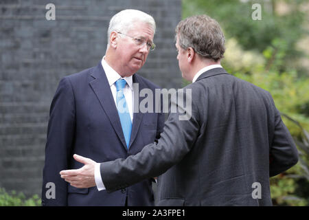 Downing Street, Westminster, London, UK. 08 Okt, 2019. Sir Michael Fallon, ehemaliger Verteidigungsminister, Spaziergänge in und hat eine mit Alister Jack, Minister für Schottland chat. Die Minister nehmen an den wöchentlichen Regierung Kabinettssitzung in Downing Street heute Morgen. Credit: Imageplotter/Alamy leben Nachrichten Stockfoto