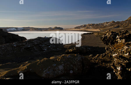 Die Farben der Winter der schönen Kerio oder Krater Kerid im Westen von Island. Roten Vulkangestein Stockfoto