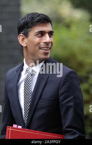 Downing Street, Westminster, London, UK. 08 Okt, 2019. Rishi Sunak, MP, Chief Secretary, Schatzamt. Die Minister nehmen an den wöchentlichen Regierung Kabinettssitzung in Downing Street heute Morgen. Credit: Imageplotter/Alamy leben Nachrichten Stockfoto