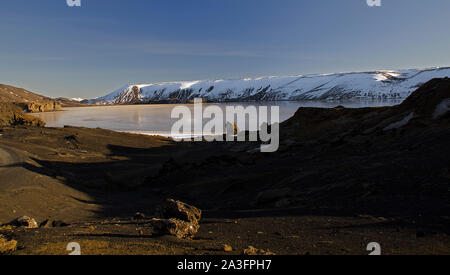 Die Farben der Winter der schönen Kerio oder Krater Kerid im Westen von Island. Roten Vulkangestein Stockfoto