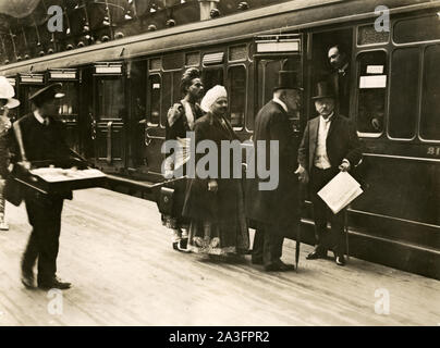 Indische Prinz oder Würdenträger kommt an einem Londoner Bahnhof für eine königliche Gartenparty, c 1920 s Stockfoto