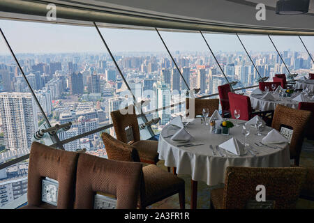 Restaurant mit Panoramablick auf die Skyline Stockfoto