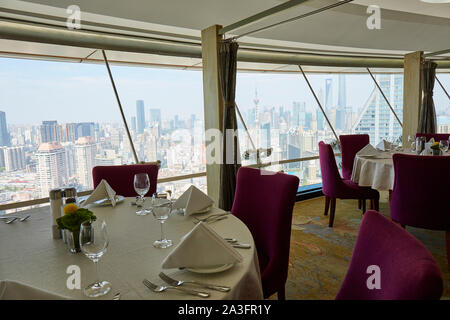Restaurant mit Panoramablick auf die Skyline Stockfoto