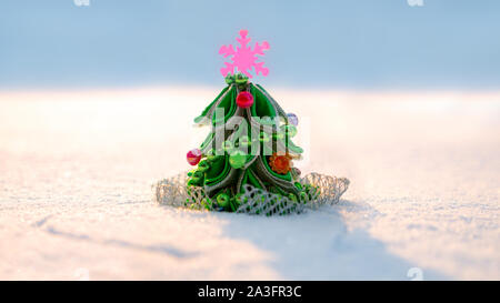 Weihnachtsbaum im Schnee. Baum für das Neue Jahr. Grußkarte für das neue Jahr. Winterurlaub Konzept. Jahreszeit und Wetter. Spielzeug auf Schnee. Alternative Weihnachtsbaum. Spielzeug des geschmückten Weihnachtsbaum Stockfoto