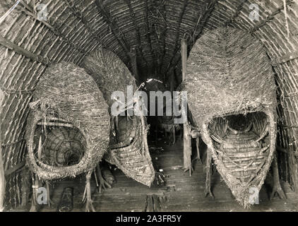 Blick auf die heiligen Artefakte in die Fe Ravi von Kamari, Papua-neuguinea von Frank Hurley c. 1922 Stockfoto