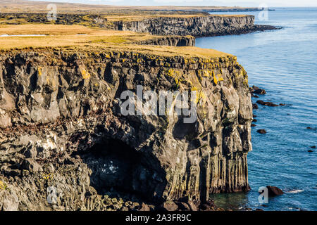 Die Küste entlang vom Londrangar Felsen der Steilküste mit Basaltsäulen. einen sonnigen Tag auf der Halbinsel Snaefellsness West Island.. Stockfoto