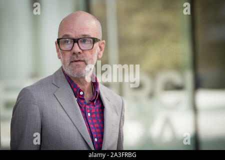 Rom, Italien. 8. Okt 2019. Michael Stipe besucht das Fotoshooting für die Präsentation seines zweiten Buches "Unsere Einmischung Zeiten: Eine visuelle Aufzeichnung' an MAXXI Museum in Rom am Oktober 08, 2019, in Rom Italien Credit: Giuseppe Maffia/Alamy leben Nachrichten Stockfoto