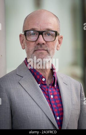 Rom, Italien. 8. Okt 2019. Michael Stipe besucht das Fotoshooting für die Präsentation seines zweiten Buches "Unsere Einmischung Zeiten: Eine visuelle Aufzeichnung' an MAXXI Museum in Rom am Oktober 08, 2019, in Rom Italien Credit: Giuseppe Maffia/Alamy leben Nachrichten Stockfoto