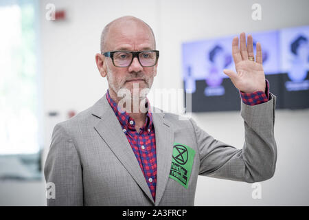Rom, Italien. 8. Okt 2019. Michael Stipe besucht das Fotoshooting für die Präsentation seines zweiten Buches "Unsere Einmischung Zeiten: Eine visuelle Aufzeichnung' an MAXXI Museum in Rom am Oktober 08, 2019, in Rom Italien Credit: Giuseppe Maffia/Alamy leben Nachrichten Stockfoto