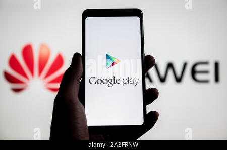 NRW/Deutschland - Mai 20, 2019: ein Mann hält ein Android - Smartphone, zeigt das Logo für den Google Play Store vor Der huawei Logo. Google ist Res Stockfoto