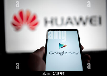 NRW/Deutschland - Mai 20, 2019: ein Mann hält ein Android - Smartphone, zeigt das Logo für den Google Play Store vor Der huawei Logo. Google ist Res Stockfoto