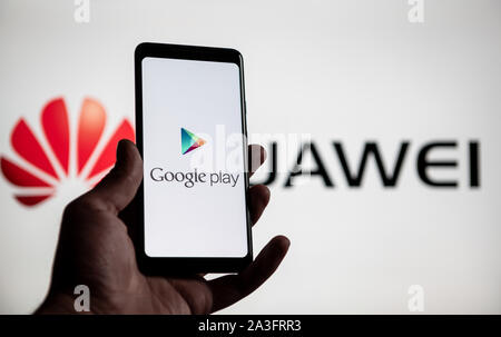 NRW/Deutschland - Mai 20, 2019: ein Mann hält ein Android - Smartphone, zeigt das Logo für den Google Play Store vor Der huawei Logo. Google ist Res Stockfoto