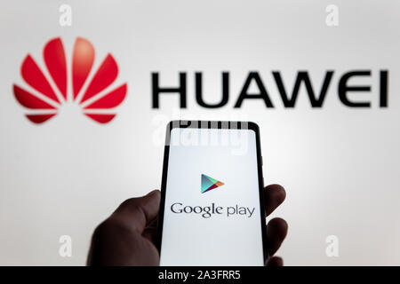 NRW/Deutschland - Mai 20, 2019: ein Mann hält ein Android - Smartphone, zeigt das Logo für den Google Play Store vor Der huawei Logo. Google ist Res Stockfoto