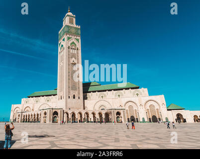 Casablanca, Marokko - 29. September 2019: Low Angle Blick auf die Hassan-II.-Moschee, die von den Touristen in der Mitte des Tages umgeben Stockfoto