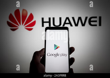 NRW/Deutschland - Mai 20, 2019: ein Mann hält ein Android - Smartphone, zeigt das Logo für den Google Play Store vor Der huawei Logo. Google ist Res Stockfoto