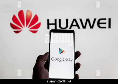 NRW/Deutschland - Mai 20, 2019: ein Mann hält ein Android - Smartphone, zeigt das Logo für den Google Play Store vor Der huawei Logo. Google ist Res Stockfoto