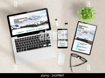 Responsive Design themen Website auf Geräte Draufsicht Holz- Desktop 3D-Rendering Stockfoto