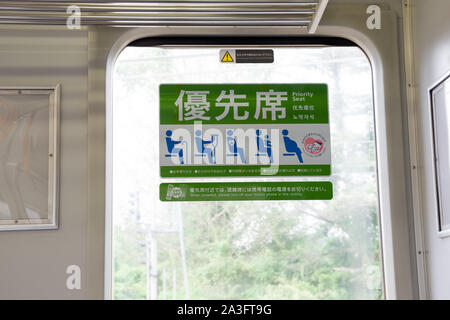 Chiba, Japan, 27.08.2019, Priorität Sitz auf einem Japan Railways Zug in der Präfektur Chiba. Stockfoto