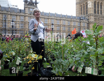 Labour MP, Kate Grün (links) unter den Setzlinge im Alten Schloss Hof außerhalb des Parlaments, durch Demonstranten, während ein Aussterben Rebellion (XR) Protest in Westminster, London. Stockfoto