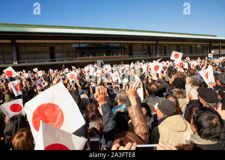 Japan Tokio Leute applaudieren dem Kaiser Palast, wo Kaiser Akihito lebt mit seiner Familie am 30. April 2019. Sohn Naruhito ist seine successo Stockfoto