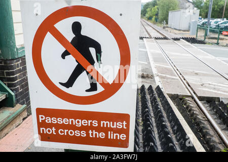 Plattform, Zug, Bahnhof, Bahn, Eisenbahn, Caersws, ist, eine, Dorf, Auf, Banken, der Fluss Severn, in, der, Walisisch, Grafschaft, von, Powys, Wales, UK, Transport für Wales, Stockfoto