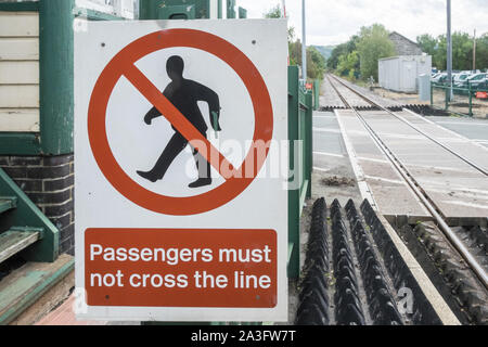 Plattform, Zug, Bahnhof, Bahn, Eisenbahn, Caersws, ist, eine, Dorf, Auf, Banken, der Fluss Severn, in, der, Walisisch, Grafschaft, von, Powys, Wales, UK, Transport für Wales, Stockfoto