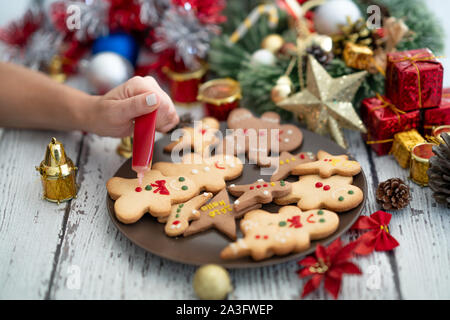 Vorbereiten von traditionellen Lebkuchen cookies mit Verzierungen für das neue Jahr feiern. Stockfoto