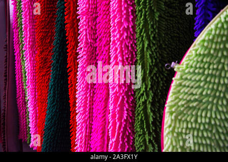 Bunte Teppiche. Teppich, Teppich, Decke. Abstrakte gestreiften Hintergrund der neuen Home mehrfarbige Tür Teppiche für zu Hause mit einem textilen Textur. Stockfoto