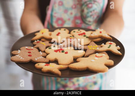 Mit traditioneller Lebkuchen cookies für das neue Jahr feiern. Stockfoto