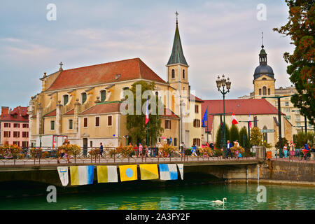 ANNECY, HAUTE-SAVOIE, Frankreich - 18. SEPTEMBER 2019: Historische Altstadt von Annecy mit Brücke über den Fluss Thiou und Kirche. Stockfoto