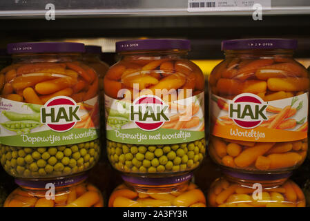 Verarbeitet Möhren und Erbsen in Flaschen im Supermarktregal. Deutschland. Stockfoto