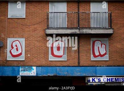 Mokka Parade die vernachlässigten Shopping Precinct in Salford verbrettert Geschäfte und Wohnungen in Graffiti bedeckt Stockfoto