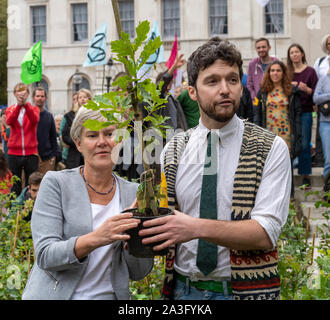 London, Großbritannien 8. Okt.2019 Aussterben Rebellion Baum 'Einpflanzen' Protest vor dem Palast von Westminster Kate Grün MP (links) ist ein Baum für ihren Wahlkreis Credit Ian DavidsonAlamy Leben Nachrichten gegeben Stockfoto