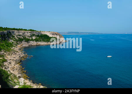 Ein Blick auf die Küste von Cap des Freres Cape in Leucate, Frankreich und grenzt an das Mittelmeer, und Port-la-Nouvelle Strand im Hintergrund Stockfoto