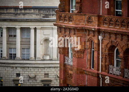 Manchester Central Library mit der roten Fliesen Midland Hotel gerahmte Stockfoto