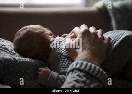 Ein Vater seinen Sohn auf seine Brust hält. Familie Abbinden. Vaterschaft Stockfoto