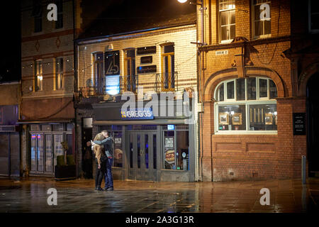 Cardiff Wales, einer späten Nacht Kuss im Stadtzentrum Stockfoto