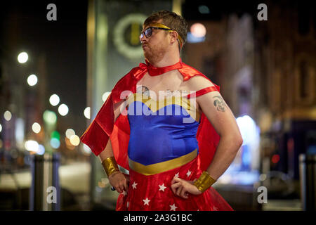 Cardiff Wales, Mann in Kostüme gekleidet, wie Wonderwoman Stockfoto